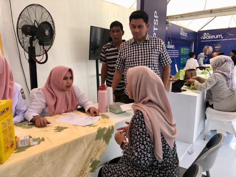 Kadinkes Banda Aceh, Wahyudi saat memantau langsung stan layanan kesehatan gratis. Foto: Dok. Istimewa 