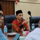 Bupati Aceh Barat Tarmizi, SP, MM memimpin pertemuan bersama pengurus LPTQ Aceh Barat di Aula Teuku Umar Setdakab Aceh Barat, Rabu (25/6/2026). Foto: Dok. Istimewa 