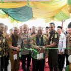 Prosesi pemotongan pita menandai peresmian gedung baru KCP Simpang Balik Bank Aceh Syariah. Relokasi kantor dilakukan untuk memberikan pelayanan yang lebih nyaman, modern, dan representatif bagi nasabah, Senin (8/6/2026). Foto: Dok. Istimewa
