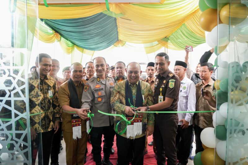 Prosesi pemotongan pita menandai peresmian gedung baru KCP Simpang Balik Bank Aceh Syariah. Relokasi kantor dilakukan untuk memberikan pelayanan yang lebih nyaman, modern, dan representatif bagi nasabah, Senin (8/6/2026). Foto: Dok. Istimewa 