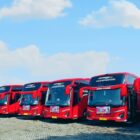 Bus JRG terlibat kecelakaan lalu lintas dengan dua sepeda motor di Gampong Calue, Kabupaten Pidie, Minggu (14/6/2026) malam. Foto: Dok. Istimewa 