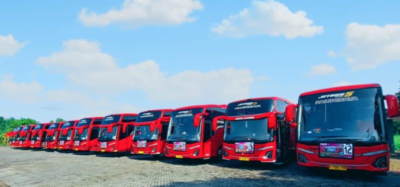 Bus JRG terlibat kecelakaan lalu lintas dengan dua sepeda motor di Gampong Calue, Kabupaten Pidie, Minggu (14/6/2026) malam. Foto: Dok. Istimewa 