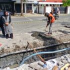 Anggota DPRA, H. Heri Julius, S.Sos, MM bersama Anggota DPRK Banda Aceh dari Partai Nasdem, Hj. Efiaty Z, A.Md saat meninjau pekerjaan pembangunan fisik berupa pembuatan saluran di Gampong Lamgugob, Rabu (24/6/2026). Foto: Dok. Istimewa 