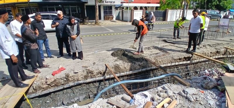 Anggota DPRA, H. Heri Julius, S.Sos, MM bersama Anggota DPRK Banda Aceh dari Partai Nasdem, Hj. Efiaty Z, A.Md saat meninjau pekerjaan pembangunan fisik berupa pembuatan saluran di Gampong Lamgugob, Rabu (24/6/2026). Foto: Dok. Istimewa 