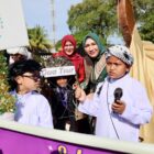 Bunda PAUD Aceh Marlina Muzakir bersama Wakil Bunda PAUD Aceh Mukarramah Fadhlullah berfoto bersama replika unta yang ditampilkan siswa SD Islam Al-Azhar Kairo pada Pawai Tahun Baru Islam 1 Muharram 1448 Hijriah di Banda Aceh, Senin (15/6/2026). Foto: Dok. Istimewa 