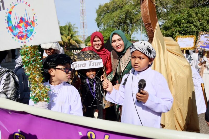 Bunda PAUD Aceh Marlina Muzakir bersama Wakil Bunda PAUD Aceh Mukarramah Fadhlullah berfoto bersama replika unta yang ditampilkan siswa SD Islam Al-Azhar Kairo pada Pawai Tahun Baru Islam 1 Muharram 1448 Hijriah di Banda Aceh, Senin (15/6/2026). Foto: Dok. Istimewa 