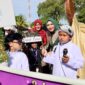 Bunda PAUD Aceh Marlina Muzakir bersama Wakil Bunda PAUD Aceh Mukarramah Fadhlullah berfoto bersama replika unta yang ditampilkan siswa SD Islam Al-Azhar Kairo pada Pawai Tahun Baru Islam 1 Muharram 1448 Hijriah di Banda Aceh, Senin (15/6/2026). Foto: Dok. Istimewa 