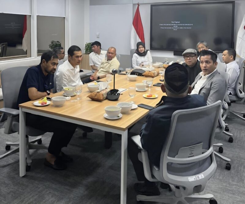 Gubernur Aceh Muzakir Manaf (Mualem) bersama jajaran Pemerintah Aceh menggelar pertemuan dengan Kepala SKK Migas Djoko Siswanto di Jakarta untuk membahas revisi Plane of Development (PoD) Lapangan Gas Tengkulo di Wilayah Kerja South Andaman, Kamis (11/6/2026). Foto: Dok. Istimewa 