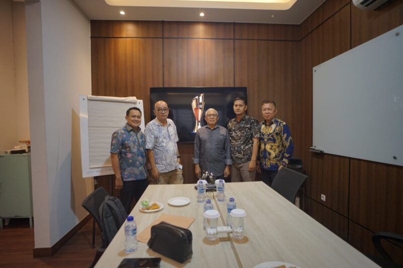 Ketua Umum Forum Pimpinan Redaksi Multimedia Indonesia (FPRMI), Wilson Lumi, bersama jajaran pengurus saat menyampaikan rangkaian kegiatan HUT FPRMI ke-3 dan Pemred Award 2026 yang akan digelar di Yogyakarta pada 16-19 Juli 2026. Foto: Dok. Istimewa 