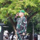 Inspektur Kodam Iskandar Muda Brigjen TNI Heri Purwanto, S.E., memimpin Upacara Bendera Bulanan di Lapangan Blang Padang, Banda Aceh, mewakili Pangdam Iskandar Muda, Rabu (17/6/2026). Foto: Dok. Istimewa 
