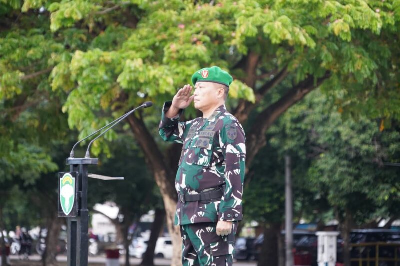 Inspektur Kodam Iskandar Muda Brigjen TNI Heri Purwanto, S.E., memimpin Upacara Bendera Bulanan di Lapangan Blang Padang, Banda Aceh, mewakili Pangdam Iskandar Muda, Rabu (17/6/2026). Foto: Dok. Istimewa 