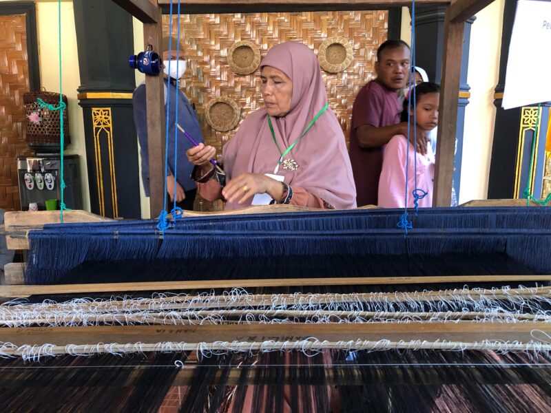 Kegiatan menenun khas Aceh sebagai bentuk pemberdayaan perempuan. Foto: Dok. Istimewa 