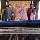 Kegiatan menenun khas Aceh sebagai bentuk pemberdayaan perempuan. Foto: Dok. Istimewa