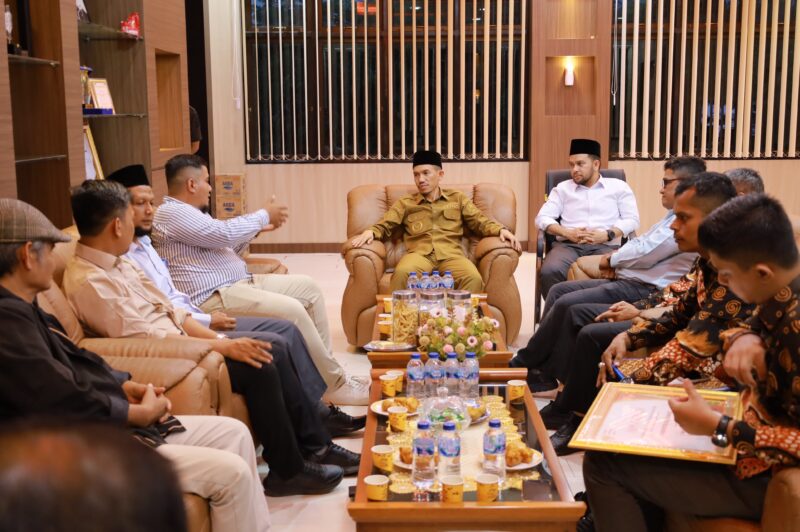 Bupati Aceh Barat Tarmizi, SP, MM bersama Wakil Bupati Said Fadheil, SH menerima kunjungan kerja dan audiensi Tim Komisi Informasi Aceh (KIA) di ruang kerja Wakil Bupati Aceh Barat, Rabu (3/6/2026). Foto: Dok. Istimewa 