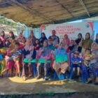 Sekretaris Desa Padang Beriang, Arun Suardi, bersama kader Posyandu, tenaga kesehatan, dan peserta berfoto bersama usai mengikuti kegiatan penyuluhan pencegahan stunting di Desa Padang Beriang, Kecamatan Pino Raya, Bengkulu Selatan, Jumat (19/6/2026). Foto: Dok. Istimewa