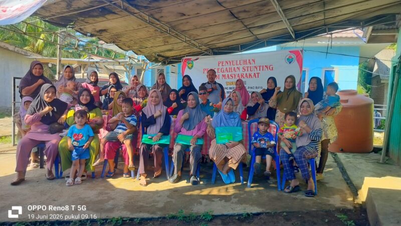 Sekretaris Desa Padang Beriang, Arun Suardi, bersama kader Posyandu, tenaga kesehatan, dan peserta berfoto bersama usai mengikuti kegiatan penyuluhan pencegahan stunting di Desa Padang Beriang, Kecamatan Pino Raya, Bengkulu Selatan, Jumat (19/6/2026). Foto: Dok. Istimewa 