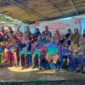 Sekretaris Desa Padang Beriang, Arun Suardi, bersama kader Posyandu, tenaga kesehatan, dan peserta berfoto bersama usai mengikuti kegiatan penyuluhan pencegahan stunting di Desa Padang Beriang, Kecamatan Pino Raya, Bengkulu Selatan, Jumat (19/6/2026). Foto: Dok. Istimewa 