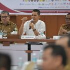 Sekretaris Daerah Aceh M. Nasir berdialog dengan mahasiswa dari berbagai kampus saat audiensi di Posko Penanggulangan Bencana Kantor Gubernur Aceh, Selasa (23/6/2026). Foto: Dok. Istimewa 