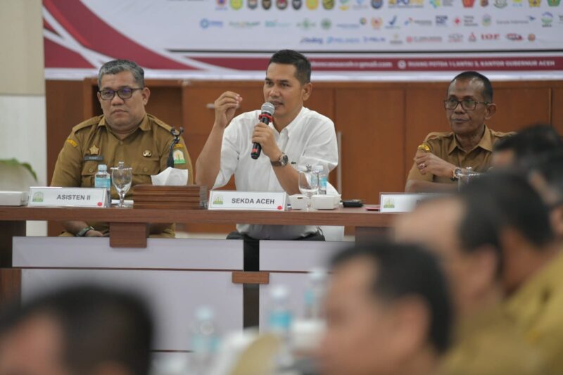 Sekretaris Daerah Aceh M. Nasir berdialog dengan mahasiswa dari berbagai kampus saat audiensi di Posko Penanggulangan Bencana Kantor Gubernur Aceh, Selasa (23/6/2026). Foto: Dok. Istimewa 