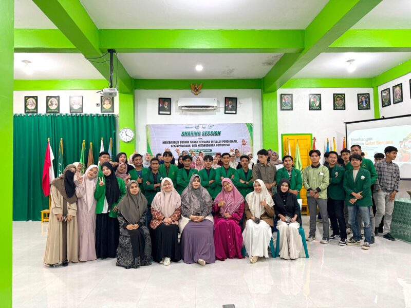 Rektor Universitas Al Washliyah Darussalam (UNADA) Banda Aceh, dosen, narasumber, dan mahasiswa KPM Tematik 2026 berfoto bersama usai kegiatan Sharing Session bertema “Membangun Budaya Sadar Bencana melalui Pendidikan, Kesiapsiagaan, dan Ketangguhan Komunitas”, Sabtu (13/6/2026). Foto: Dok. Istimewa 