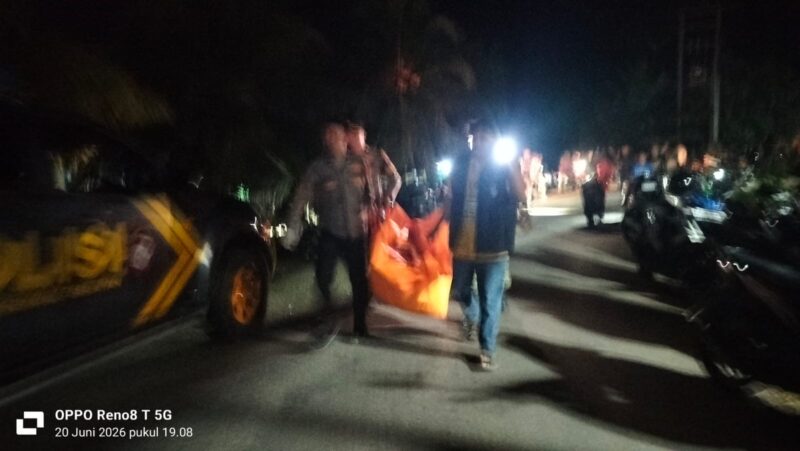 Petugas kepolisian melakukan pengamanan lokasi setelah ditemukannya kerangka manusia di rumah yang telah lama ditinggalkan pemiliknya di Desa Tungkal I, Sabtu (20/6/2026). Foto: Dok. Istimewa 