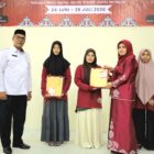  Asisten Administrasi Umum Setdakab Aceh Barat, Safrizal, bersama Ketua Dekranasda Aceh Barat menyerahkan secara simbolis perlengkapan pelatihan kepada peserta Pendidikan Kecakapan Wirausaha (PKW) Dekranasda Aceh Barat di Aula KPPN Meulaboh, Rabu (24/6/2026). Foto: Dok. Istimewa