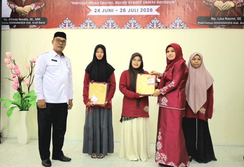  Asisten Administrasi Umum Setdakab Aceh Barat, Safrizal, bersama Ketua Dekranasda Aceh Barat menyerahkan secara simbolis perlengkapan pelatihan kepada peserta Pendidikan Kecakapan Wirausaha (PKW) Dekranasda Aceh Barat di Aula KPPN Meulaboh, Rabu (24/6/2026). Foto: Dok. Istimewa