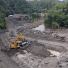 Alat berat beroperasi di lokasi pembangunan bronjong di Desa Jamur Ujung, Kecamatan Wih Pesam, Kabupaten Bener Meriah. Proyek yang sempat terhenti akibat persoalan kompensasi lahan kini kembali dilanjutkan setelah tercapai kesepakatan penyewaan lahan antara PT Waskita dan pemilik tanah. Foto: Dok. Istimewa 