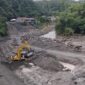 Alat berat beroperasi di lokasi pembangunan bronjong di Desa Jamur Ujung, Kecamatan Wih Pesam, Kabupaten Bener Meriah. Proyek yang sempat terhenti akibat persoalan kompensasi lahan kini kembali dilanjutkan setelah tercapai kesepakatan penyewaan lahan antara PT Waskita dan pemilik tanah. Foto: Dok. Istimewa 