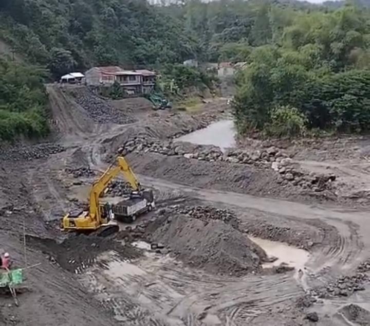 Alat berat beroperasi di lokasi pembangunan bronjong di Desa Jamur Ujung, Kecamatan Wih Pesam, Kabupaten Bener Meriah. Proyek yang sempat terhenti akibat persoalan kompensasi lahan kini kembali dilanjutkan setelah tercapai kesepakatan penyewaan lahan antara PT Waskita dan pemilik tanah. Foto: Dok. Istimewa 