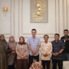 Sekda Aceh M. Nasir bersama istri yang juga Ketua DWP Aceh Malahayati M. Nasir menerima kunjungan Tim Pendataan Sensus Ekonomi 2026 (SE2026) di kediaman resmi Sekda Aceh, Minggu (21/6/2026). Foto: Dok. Istimewa