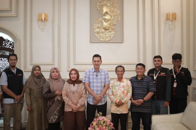 Sekda Aceh M. Nasir bersama istri yang juga Ketua DWP Aceh Malahayati M. Nasir menerima kunjungan Tim Pendataan Sensus Ekonomi 2026 (SE2026) di kediaman resmi Sekda Aceh, Minggu (21/6/2026). Foto: Dok. Istimewa 