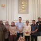 Sekda Aceh M. Nasir bersama istri yang juga Ketua DWP Aceh Malahayati M. Nasir menerima kunjungan Tim Pendataan Sensus Ekonomi 2026 (SE2026) di kediaman resmi Sekda Aceh, Minggu (21/6/2026). Foto: Dok. Istimewa 