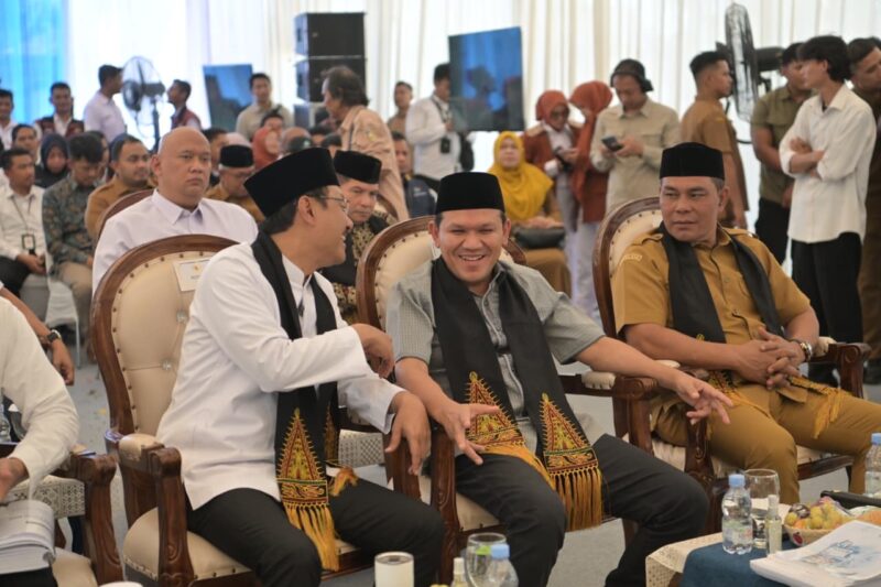 Wakil Gubernur Aceh Fadhlullah mendampingi Menteri Sosial RI Saifullah Yusuf saat menghadiri Open House Sekolah Rakyat Sentra Darussa'adah di Kecamatan Darul Imarah, Kabupaten Aceh Besar, Senin (8/6/2026). Foto: Dok. Istimewa 