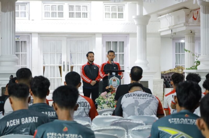 Bupati Aceh Barat Tarmizi, SP, MM didampingi Wakil Bupati Said Fadheil, SH memberikan motivasi kepada atlet, pelatih, dan official dalam jamuan makan malam yang digelar menjelang pelaksanaan Pra PORA menuju PORA Aceh Jaya 2026 di Pendopo Bupati Aceh Barat, Senin (1/6/2026). Foto: Dok. Istimewa 