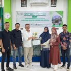 Supervisor KPM Tematik 2026 UNADA Banda Aceh, Adnin AS, S.Pd., M.Pd., menyerahkan cendera mata kepada narasumber Fitrianti, S.Sos.I., M.HSc. usai Diskusi Ilmiah bertema