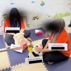 Tersangka memperagakan puluhan adegan saat rekonstruksi kasus dugaan penganiayaan batita di Baby Preneur Daycare, Lamgugob, Banda Aceh, Jumat (19/6/2026). Foto: Dok. Istimewa 