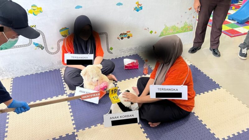Tersangka memperagakan puluhan adegan saat rekonstruksi kasus dugaan penganiayaan batita di Baby Preneur Daycare, Lamgugob, Banda Aceh, Jumat (19/6/2026). Foto: Dok. Istimewa 
