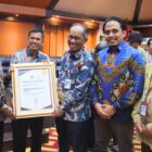 Kepala DPMPKB Aceh Jaya, Dahrial Saputra, menerima penghargaan Kabupaten Terbaik I atas Kinerja Penyaluran Dana Desa Tercepat Tahun 2026. Banda Aceh, Kamis (25/6/2026). Foto: Dok. Pemkab Aceh Jaya
