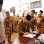Bupati Aceh Barat, Tarmizi SP, MM, melakukan penandatanganan dokumen serah terima sertifikat tanah dari Yayasan Pendidikan Teuku Umar Johan Pahlawan di ruang kerja Bupati Aceh Barat, Senin (15/6/2026). Foto: Dok. Istimewa 