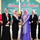 Ny. Mukarramah Fadhlullah berfoto bersama pengurus PERWOSI Aceh usai terpilih secara aklamasi sebagai Ketua PERWOSI Aceh periode 2026–2030 dalam Musprov di Aula DWP Aceh, Rabu (10/6/2026). Foto: Dok. Istimewa