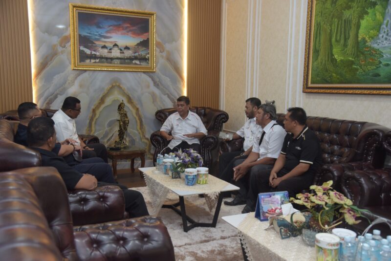 Kepala Kejaksaan Tinggi Aceh Yudi Triadi, S.H., M.H., didampingi Wakil Kajati Aceh dan jajaran menerima audiensi pengurus National Paralympic Committee Indonesia (NPCI) Aceh di Kantor Kejaksaan Tinggi Aceh, Senin (29/6/2026). Foto: Dok. Istimewa 