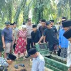 Proses pemakaman Wahyu bin Saharudin (27), warga Desa Kembang Seri, Kecamatan Pino Raya, Bengkulu Selatan, yang ditemukan dalam kondisi tinggal kerangka setelah dilaporkan hilang selama satu tahun lima bulan. Foto: Dok. Istimewa 