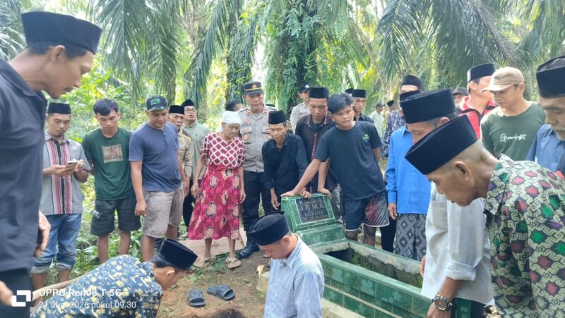Proses pemakaman Wahyu bin Saharudin (27), warga Desa Kembang Seri, Kecamatan Pino Raya, Bengkulu Selatan, yang ditemukan dalam kondisi tinggal kerangka setelah dilaporkan hilang selama satu tahun lima bulan. Foto: Dok. Istimewa 