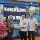 Bupati Aceh Jaya Safwandi didampingi Bunda PAUD Aceh Jaya Desi Maulidar saat audiensi dengan Kemendikdasmen RI di Jakarta, Senin (15/6/2026). Foto: Dok. Pemkab Aceh Jaya