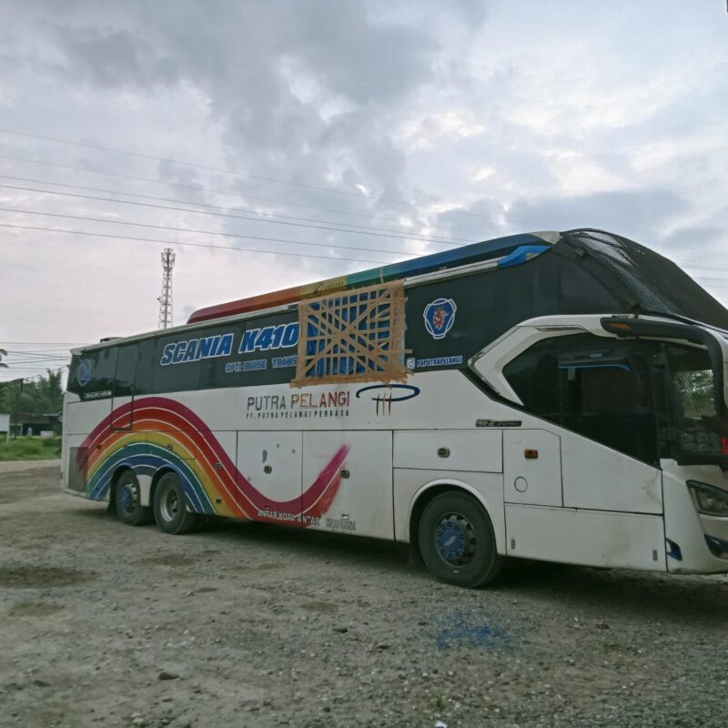 Bus asal Aceh yang mengangkut rombongan SPS Aceh mengalami kerusakan pada bagian kaca samping setelah dilempari batu saat melintas di Simpang Marbau, Labuhanbatu Utara, Sumatera Utara, Minggu (7/6/2026) dini hari. Foto: Dok. Istimewa 