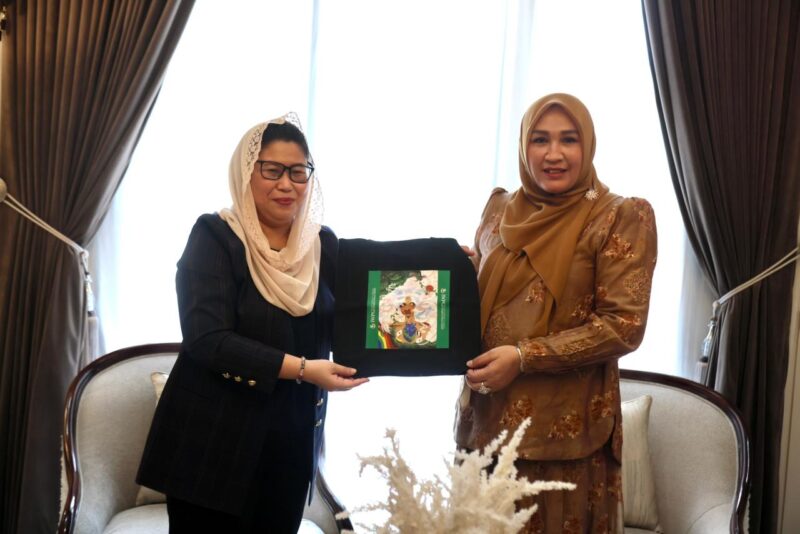 Ketua TP PKK Aceh Marlina Muzakir menerima cenderamata dari Ketua International Woman’s Peace Group (IWPG) Ana Milana Puspita Sari dalam kunjungan silaturahmi di Banda Aceh, Kamis (18/6/2026). Foto: Dok. Istimewa 