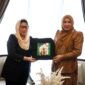 Ketua TP PKK Aceh Marlina Muzakir menerima cenderamata dari Ketua International Woman’s Peace Group (IWPG) Ana Milana Puspita Sari dalam kunjungan silaturahmi di Banda Aceh, Kamis (18/6/2026). Foto: Dok. Istimewa 