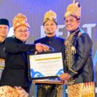 Menteri Mendikdasmen Prof. Dr. Abdul Mu'ti, M.Ed. menyerahkan Pagam Penghargaan kepada Staf Ahli Bupati Aceh Aceh Besar, Abubakar SAg pada acara Anugerah Cakrawala Penyair Nusantara di Aula Keurukon Istana Wali Nanggroe Aceh, Kecamatan Darul Imarah, Aceh Besar, Senin (22/06/2026) malam. Foto: Dok. MC Aceh Besar