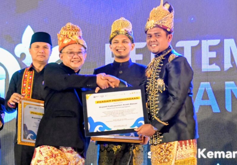 Menteri Mendikdasmen Prof. Dr. Abdul Mu'ti, M.Ed. menyerahkan Pagam Penghargaan kepada Staf Ahli Bupati Aceh Aceh Besar, Abubakar SAg pada acara Anugerah Cakrawala Penyair Nusantara di Aula Keurukon Istana Wali Nanggroe Aceh, Kecamatan Darul Imarah, Aceh Besar, Senin (22/06/2026) malam. Foto: Dok. MC Aceh Besar